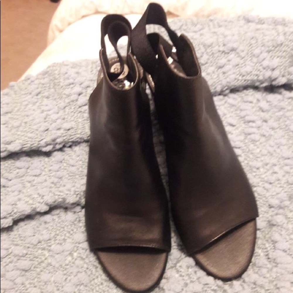 Black leather Open Toe Shoe